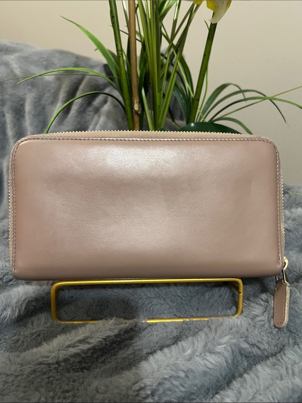 Bulgari Two-Tone Taupe Leather Zip Wallet EUC retail $649 - Picture 3 of 9